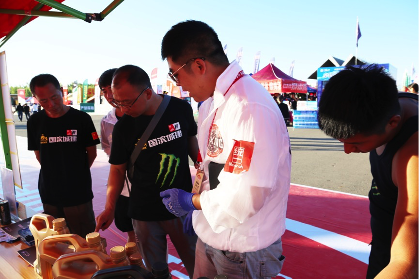 2017环塔发车揭幕， 参赛车队首选统一润滑油！