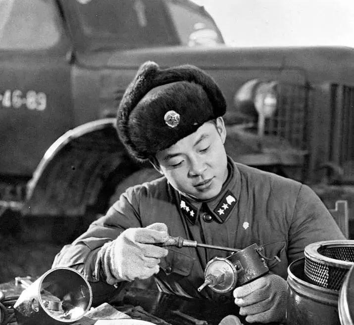 毛主席说，要向雷锋同志学修车！