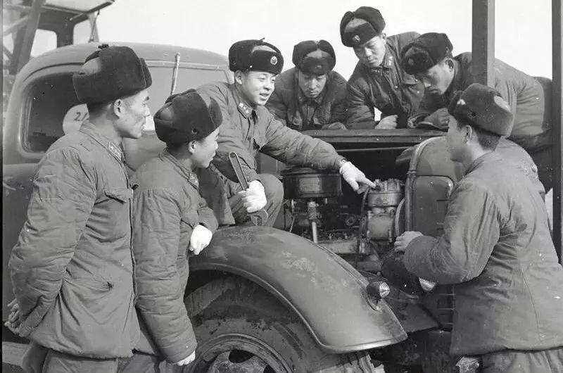 毛主席说，要向雷锋同志学修车！