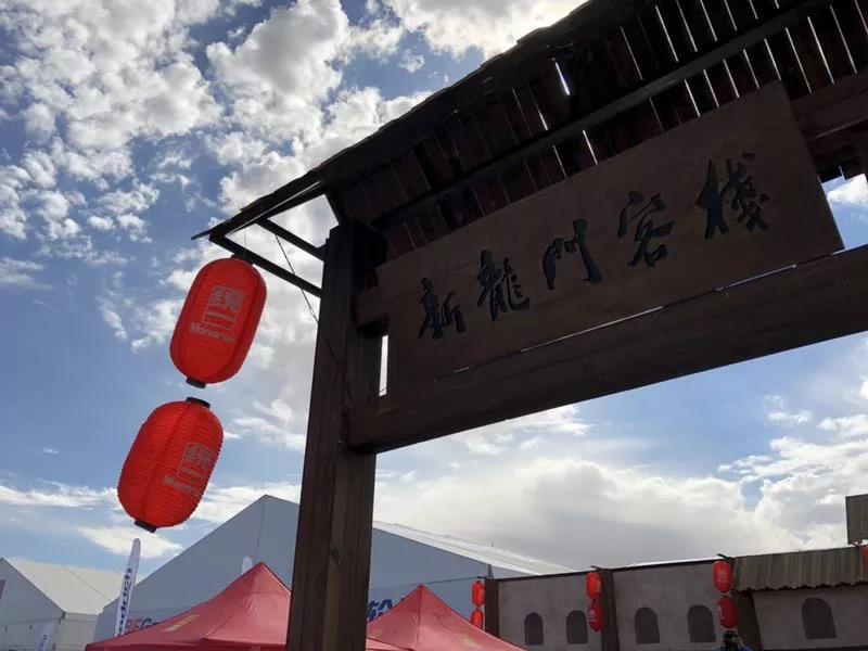 统一润滑油携手星巴克，在大漠建起一座“新龙门客栈”！