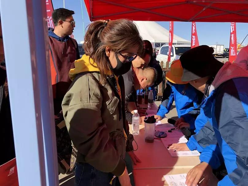 统一润滑油携手星巴克，在大漠建起一座“新龙门客栈”！