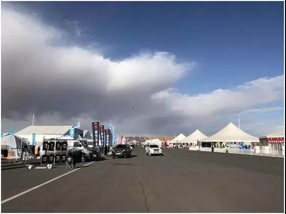 统一润滑油携手星巴克，在大漠建起一座“新龙门客栈”！