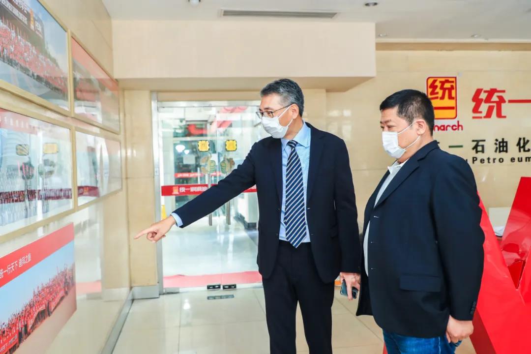 李总(左一)与歌华中奥集团总裁 王奇先生(右一)交流中