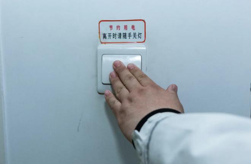 关上灯点亮希望，统一成功举办“熄灯一小时”行动