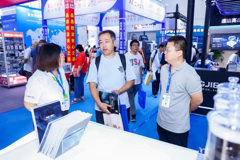 统一石化亮相新国展，展示新能源汽车油液两大解决方案